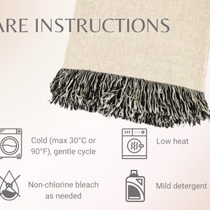 Puede incluir: Un textil beige con flecos negros, que muestra instrucciones de cuidado. El texto incluye s&iacute;mbolos de lavadora, pautas de temperatura (m&aacute;x. 30&deg;C) y recomendaciones de lej&iacute;a y detergente. Las palabras "CARE INSTRUCTIONS" est&aacute;n en la parte superior.