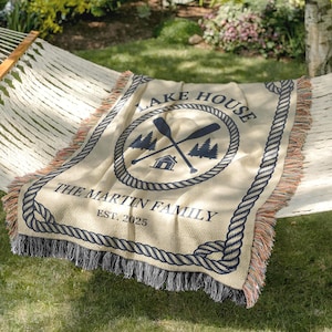 Couverture personnalisée pour maison au bord du lac, jeté de cabane nautique avec nom de famille, décoration personnalisée pour lac, cadeau pour maison au bord du lac, pendaison de crémaillère