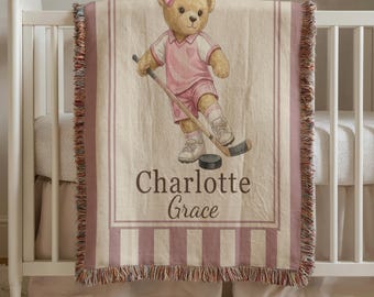 Manta tejida personalizada con diseño de osito de peluche y hockey, manta personalizada con nombre para bebé niña, decoración vintage deportiva para la habitación del bebé, regalo para baby shower.