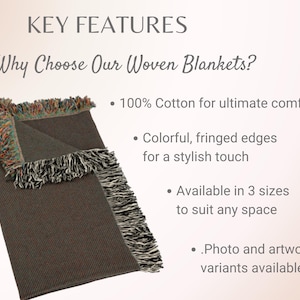 Puede incluir: Una manta tejida gris oscuro con bordes con flecos coloridos. La manta est&aacute; hecha de 100% algod&oacute;n y est&aacute; disponible en varios tama&ntilde;os. La imagen incluye el texto "Why Choose Our Woven Blankets?"