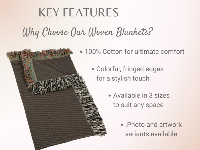 Puede incluir: Una manta tejida gris oscuro con bordes con flecos coloridos. La manta est&aacute; hecha de 100% algod&oacute;n y est&aacute; disponible en varios tama&ntilde;os. La imagen incluye el texto "Why Choose Our Woven Blankets?"