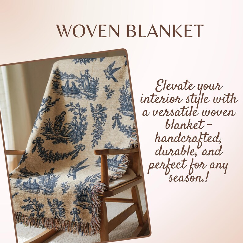 Puede incluir: Manta tejida con un dise&ntilde;o de toile de Jouy azul y blanco que representa figuras, p&aacute;jaros y elementos florales. La manta est&aacute; sobre una silla de madera. El texto "WOVEN BLANKET" est&aacute; en la parte superior.