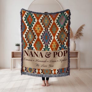 Manta tejida personalizada para abuela y abuelo: manta personalizada con nombre para nietos, diseño del suroeste, regalo para abuelos, un acogedor recuerdo familiar.