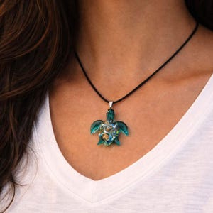 Naszyjnik ze szklanym żółwiem morskim: ręcznie robiona biżuteria artystyczna ze zwierzętami