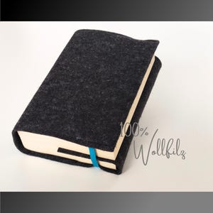 Könnte beinhalten: Ein Set aus drei Keramikbechern mit gesprenkelter, matter Oberfläche. Die Becher sind in den Farbtönen Creme, Hellgrau und Dunkelgrau gehalten. Jeder Becher hat ein schlichtes, minimalistisches Design, perfekt für Kaffee oder Tee.