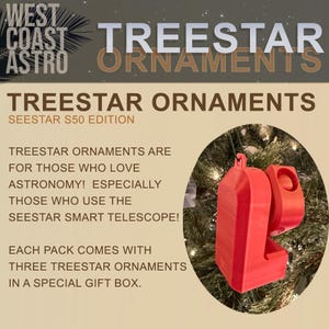 Puede incluir: Adorno de pl&aacute;stico rojo en forma de telescopio, colgado de un &aacute;rbol de Navidad. El adorno forma parte de un conjunto de tres adornos llamados "Treestar Ornaments" y est&aacute; dise&ntilde;ado para aquellos que aman la astronom&iacute;a. El texto "Treestar Ornaments Seestar S50 Edition" es visible en la imagen.