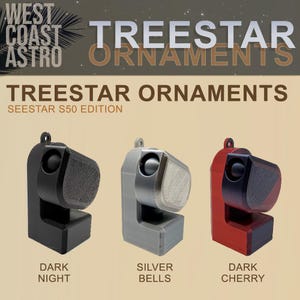 Puede incluir: Tres adornos Treestar en diferentes colores: noche oscura, campanas plateadas y cereza oscura. Los adornos tienen la forma de un peque&ntilde;o altavoz con una parte superior redonda y una base rectangular. El texto "TREESTAR ORNAMENTS SEESTAR S50 EDITION" se muestra encima de los adornos.