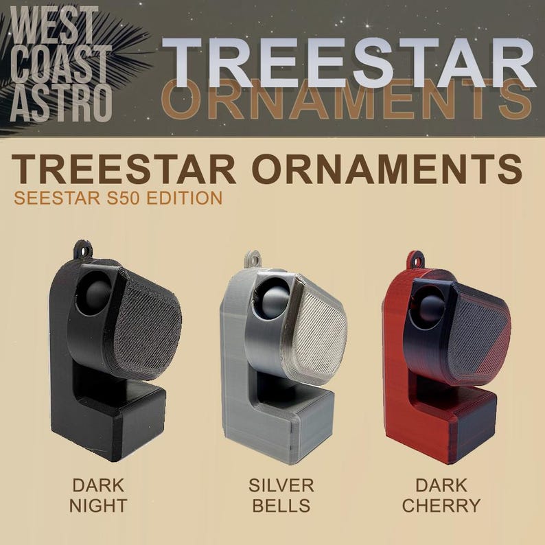 Puede incluir: Tres adornos Treestar en diferentes colores: noche oscura, campanas plateadas y cereza oscura. Los adornos tienen la forma de un peque&ntilde;o altavoz con una parte superior redonda y una base rectangular. El texto "TREESTAR ORNAMENTS SEESTAR S50 EDITION" se muestra encima de los adornos.