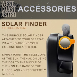Può includere: Un cercatore solare nero per il telescopio Seestar S50. Il cercatore ha un piccolo anello arancione con un foro di spillo al centro. Il testo sull'immagine dice "Solar Finder for Seestar S50".