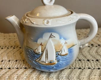 Teiera vintage in porcellana vetrificata "Porcellier" con scena di barca a vela