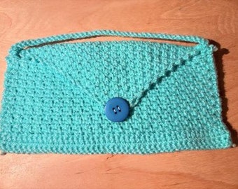 Bolso clutch azul claro de crochet