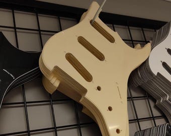 ストラトキャスター ピックガード カスタム ネジ穴なし - Etsy 日本