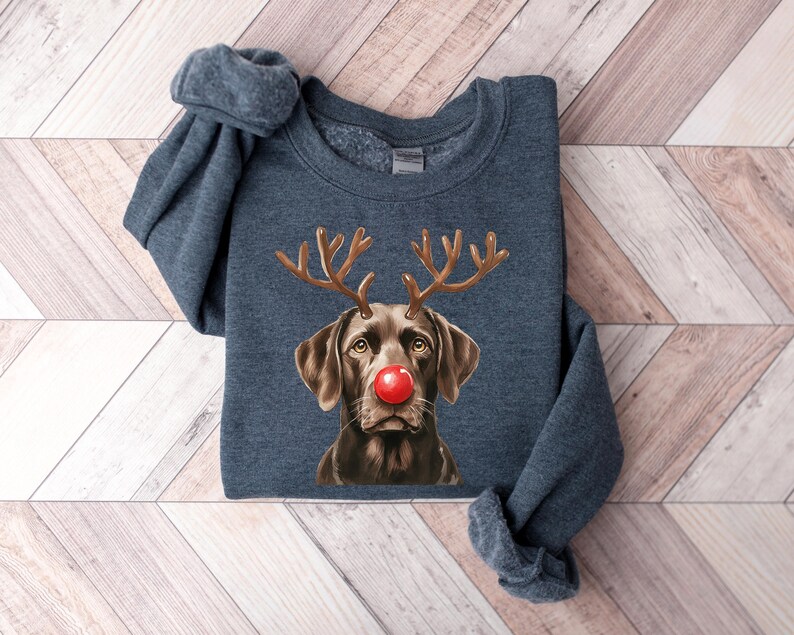Christmas Chocolate Labrador Shirt, Christmas Lights Dog Tee, Christmas Dog, Lab Mom Tee, Gift for Dog Lover, Chocolate Lab Shirt, Dog Lover afbeelding 2