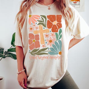 Loved Beyond Measure Shirt, Bible Verse Tee, Jesus T-Shirt, Floral Christian Tee, Religious Shirt For Women, Faith Graphic Sweatshirt Bild 4