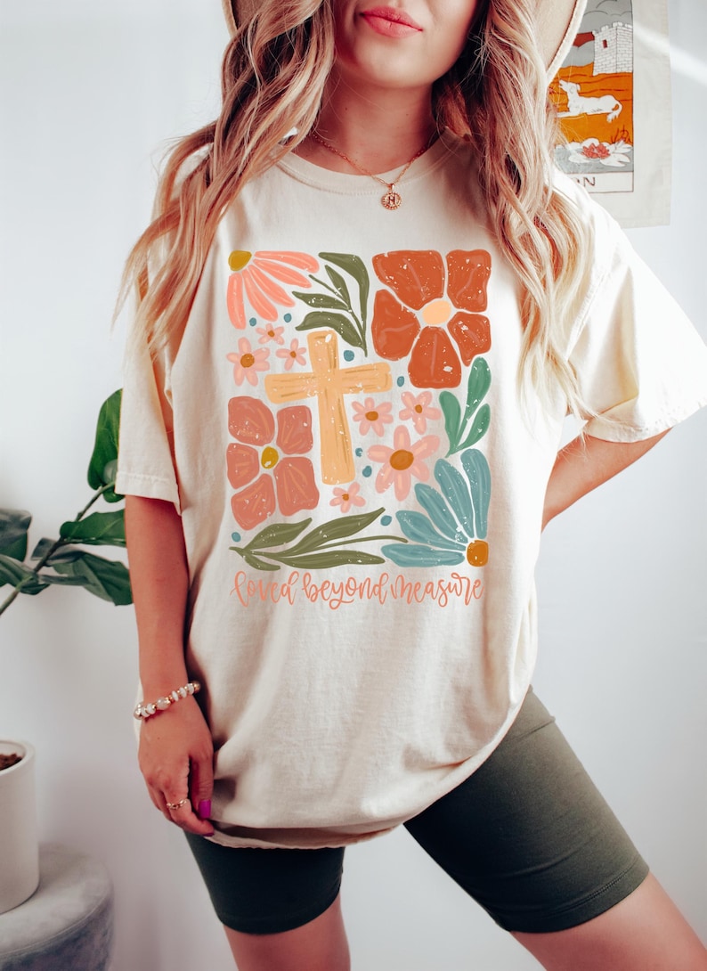 Loved Beyond Measure Shirt, Bible Verse Tee, Jesus T-Shirt, Floral Christian Tee, Religious Shirt For Women, Faith Graphic Sweatshirt Bild 4