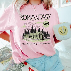 Sudadera Romantasy Inn, frase "La habitación solo tiene una cama", suéter acogedor de fantasía romántica, regalo para lectores de Booktok, cuello redondo unisex imagen 4