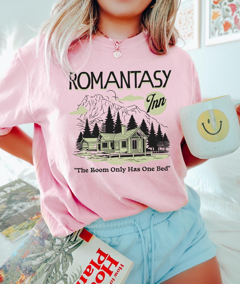 Sudadera Romantasy Inn, frase "La habitación solo tiene una cama", suéter acogedor de fantasía romántica, regalo para lectores de Booktok, cuello redondo unisex imagen 4