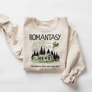 Sudadera Romantasy Inn, frase "La habitación solo tiene una cama", suéter acogedor de fantasía romántica, regalo para lectores de Booktok, cuello redondo unisex imagen 5
