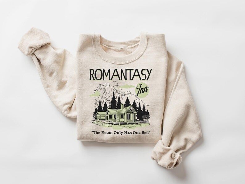 Sudadera Romantasy Inn, frase "La habitación solo tiene una cama", suéter acogedor de fantasía romántica, regalo para lectores de Booktok, cuello redondo unisex imagen 5
