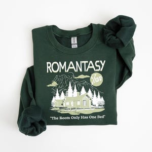 Sudadera Romantasy Inn, frase "La habitación solo tiene una cama", suéter acogedor de fantasía romántica, regalo para lectores de Booktok, cuello redondo unisex imagen 1