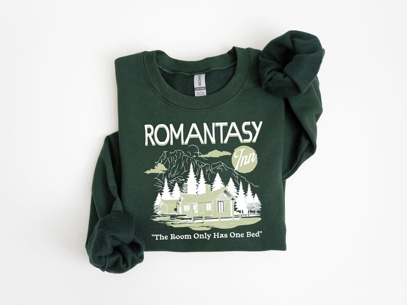 Sudadera Romantasy Inn, frase "La habitación solo tiene una cama", suéter acogedor de fantasía romántica, regalo para lectores de Booktok, cuello redondo unisex imagen 1