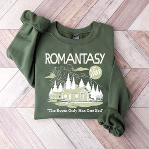 Sudadera Romantasy Inn, frase "La habitación solo tiene una cama", suéter acogedor de fantasía romántica, regalo para lectores de Booktok, cuello redondo unisex imagen 2