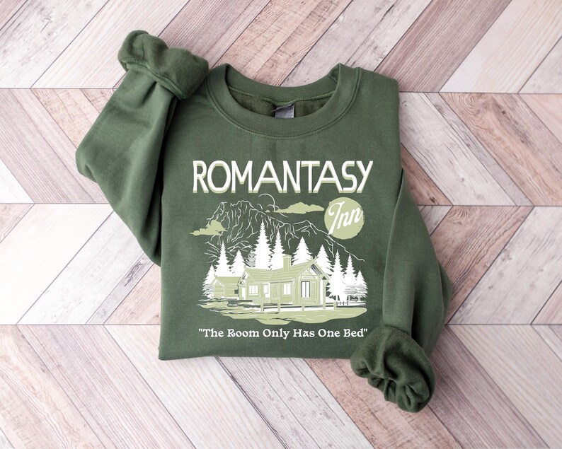 Sudadera Romantasy Inn, frase "La habitación solo tiene una cama", suéter acogedor de fantasía romántica, regalo para lectores de Booktok, cuello redondo unisex imagen 2