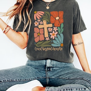 Loved Beyond Measure Shirt, Bible Verse Tee, Jesus T-Shirt, Floral Christian Tee, Religious Shirt For Women, Faith Graphic Sweatshirt Bild 3