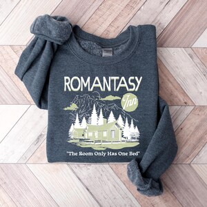 Sudadera Romantasy Inn, frase "La habitación solo tiene una cama", suéter acogedor de fantasía romántica, regalo para lectores de Booktok, cuello redondo unisex imagen 3