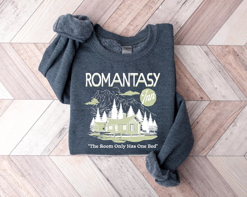 Sudadera Romantasy Inn, frase "La habitación solo tiene una cama", suéter acogedor de fantasía romántica, regalo para lectores de Booktok, cuello redondo unisex imagen 3