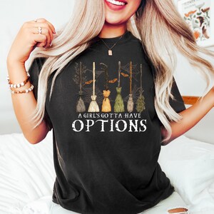A Girl Gotta Have Options Sweatshirt, Retro Halloween T Shirt, Witches Halloween Shirt, Spooky Season Feeling Witchy Shirt, Trendy Halloween Bild 2
