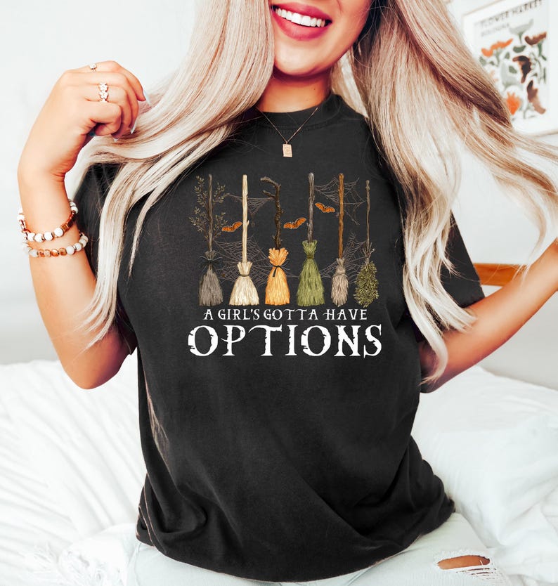 A Girl Gotta Have Options Sweatshirt, Retro Halloween T Shirt, Witches Halloween Shirt, Spooky Season Feeling Witchy Shirt, Trendy Halloween Bild 2