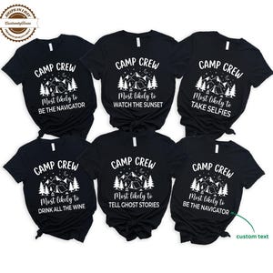 Peut inclure: Six t-shirts noirs à manches courtes avec des impressions graphiques blanches représentant des montagnes, des arbres et une tente. Chaque t-shirt affiche le texte CAMP CREW et des phrases uniques comme MOST LIKELY TO BE THE NAVIGATOR, WATCH THE SUNSET, TAKE SELFIES, DRINK ALL THE WINE et TELL GHOST STORIES.