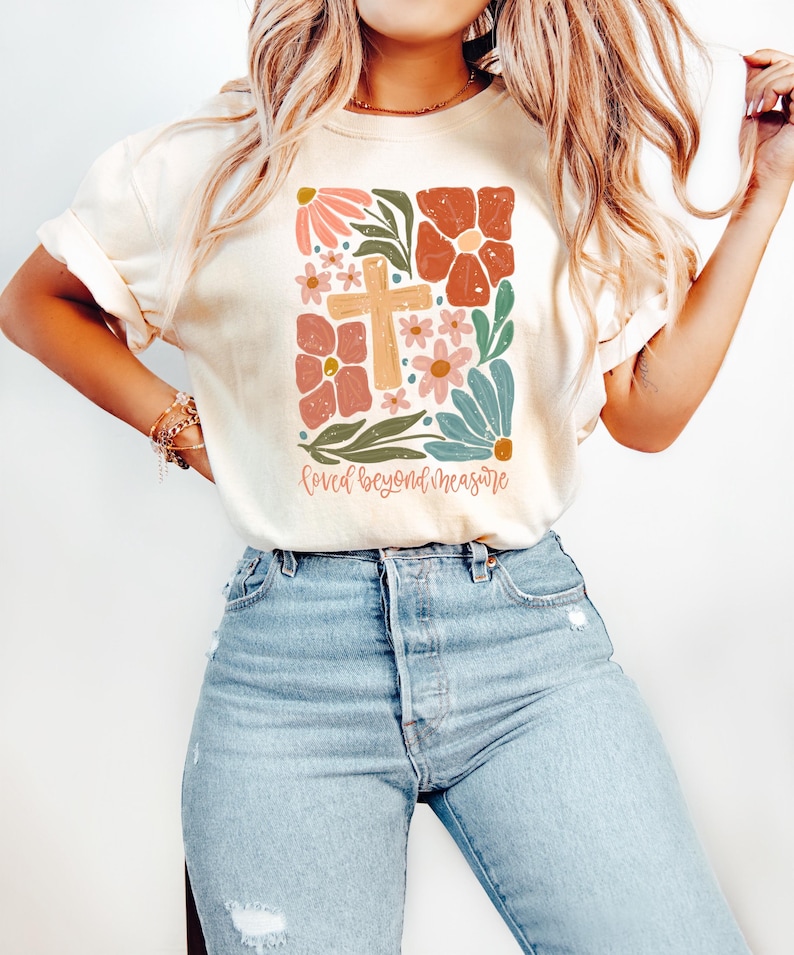 Loved Beyond Measure Shirt, Bible Verse Tee, Jesus T-Shirt, Floral Christian Tee, Religious Shirt For Women, Faith Graphic Sweatshirt Bild 1