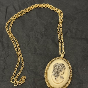 Collar vintage estilo camafeo de Sarah Coventry