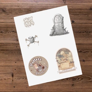 Peut inclure: Un ensemble de quatre autocollants illustrant de la poterie et un crâne et des os croisés. Les autocollants sont imprimés sur du papier blanc et ont une finition mate. Les autocollants sont parfaits pour ajouter une touche de fantaisie à votre ordinateur portable, votre bouteille d'eau ou votre agenda.