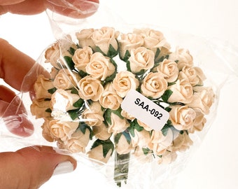 40 Tiny Hip Rosebud Papieren Bloemen in Kaki - Beige Tiny Rose Bouquet - Zware Crème Miniatuur Dollhouse Paper Roses Schaal 1/12