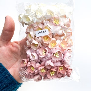 ピンクと白の桜のマルベリー紙の花 50 枚 - 紙の桜、紙の花、白、藤色 - アイテム 2315