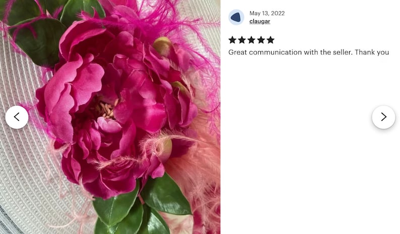 Peut inclure: Un chapeau de paille blanc avec une fleur de pivoine rose et des plumes roses.