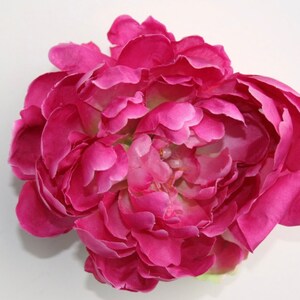 Peut inclure: Une seule grande fleur de pivoine artificielle rose. La fleur est en tissu et a un aspect r&eacute;aliste.