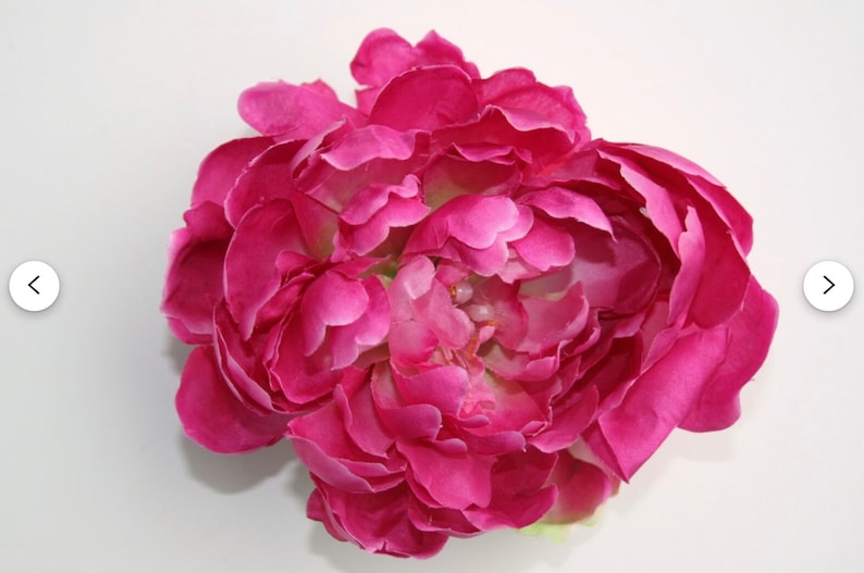 Peut inclure: Une seule grande fleur de pivoine artificielle rose. La fleur est en tissu et a un aspect r&eacute;aliste.