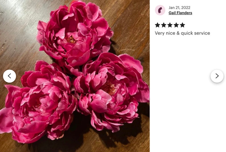 Peut inclure: Trois grandes pivoines roses vibrantes dispos&eacute;es sur une surface en bois. Les pivoines sont en pleine floraison, leurs p&eacute;tales se d&eacute;ployant vers l'ext&eacute;rieur.