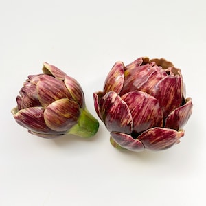Un carciofo artificiale nel vino - Cynara Scolymus, verdura finta, decorazione per la casa - verdure artificiali, carciofo artificiale