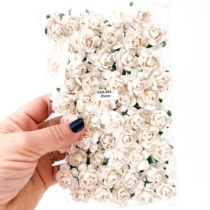 50 Flores de Papel Pequena Cottage Rosa Amoreira em Branco - 25 mm - Rosas de Papel - Rosas Brancas, Rosas Brancas, Rosas Brancas - ITEM 2254