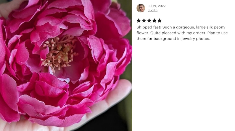 Peut inclure: Une grande fleur de pivoine en soie rose vif. La fleur a une texture d&eacute;licate et en couches et un centre pro&eacute;minent avec un groupe d'&eacute;tamines jaunes.