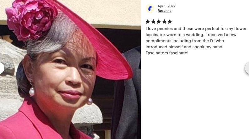 Peut inclure: Une femme portant un chapeau rose avec une grande fleur rose sur le dessus. Le chapeau est inclin&eacute; et la femme regarde la cam&eacute;ra. La femme porte une veste rose et a les cheveux gris. Le texte "Fascinators fascinate!" est visible sur l'image.