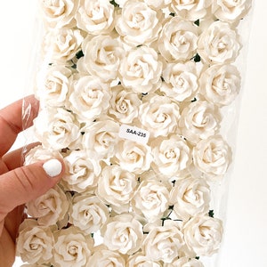 50 piccole rose selvatiche in carta di gelso avorio, bianco sporco - 30 mm - fiori di carta bianca, rose di carta, rose di gelso - rose bianche - 2230