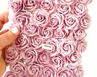 50 chelsearozen in moerbeipapier in lila - kunstbloemen, papieren bloemen, papieren rozen - ivoorpapierrozen, gebroken witte rozen - ITEM 2203