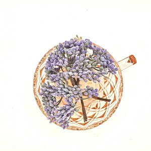 Puede incluir: Una vista cenital de una taza de t&eacute; de cristal tallado en color rosa claro que contiene un racimo de peque&ntilde;os capullos de flores artificiales de color morado escarchado con tallos finos de color marr&oacute;n y un patr&oacute;n geom&eacute;trico de rombos.