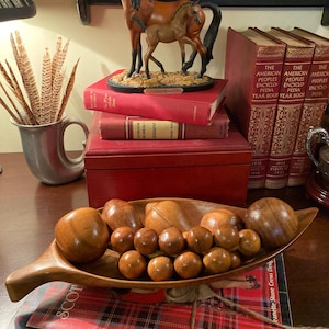 1960&#39;s MCM Vintage Carved Wooden Fruit Mid Century Modern Banana Grapes Pear Apple Mango
